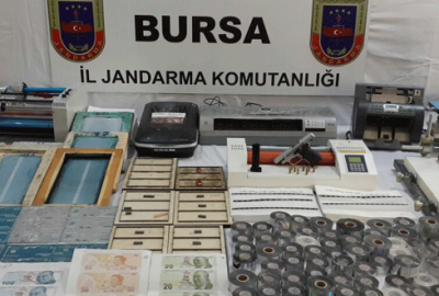 Darphane gibi sahte para basarken yakalandılar