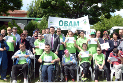 Engelleri ata binerek aşıyorlar