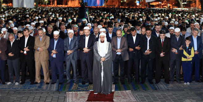 Ayasofya önünde fetih namazı