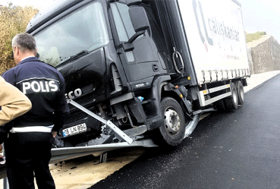 Bursa’da direksiyon başında uyuyan kamyon şoförü kaza yaptı