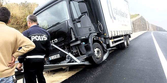 Bursa’da direksiyon başında uyuyan kamyon şoförü kaza yaptı