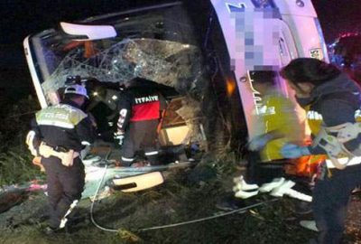 Yolcu otobüsü devrildi! Ölü ve yaralılar var!