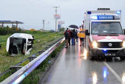 Yolcu otobüsü tarlaya devrildi: 21 yaralı