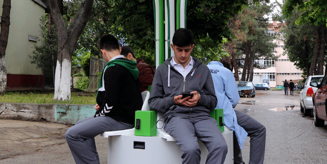 Bursalı liseli öğrencilerden şarj istasyonu projesi