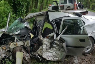 Yoldan çıkarak ağaca çarptı: 2 ölü, 1 yaralı