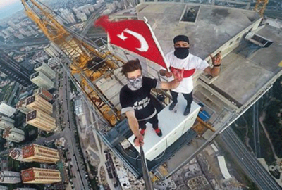 Son ‘selfie’sinde yere çakıldı!