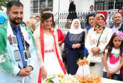 Düğünde damada para yerine iphone taktılar!