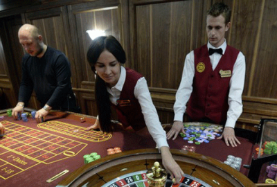 Kumarda karısını kaybetti