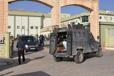 Polis aracına bombalı saldırı: 4 ölü, 23 yaralı
