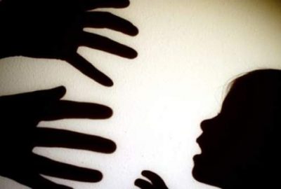 Önce çocuğunu dövdü sonra çöp kamyonuna attı!