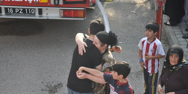 Bursa’da korkutan yangın! İtfaiyeci canını zor kurtardı