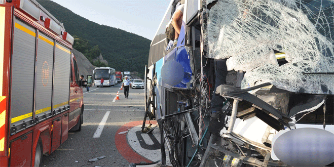 Otobüs ile TIR çarpıştı, can pazarı yaşandı