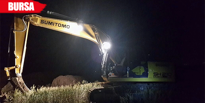 Kepçe ile sit alanında define ararken yakalandılar