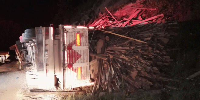 Freni boşalan TIR devrildi: 2 yaralı