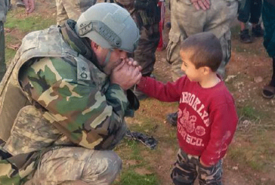 Küçük çocuğun elini nefesiyle ısıtan binbaşıdan kötü haber