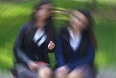 Liseli 3 kız, ‘çıplak fotoğraflı şantaj ve yağmadan’ tutuklandı