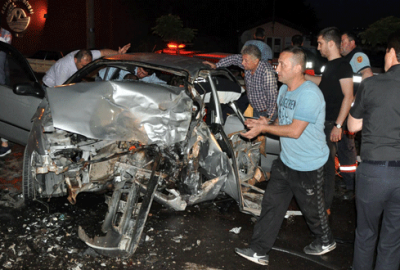 Aynı yönde giden araçlar kafa kafaya çarpıştı