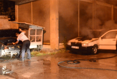 Babasına kızdı, otomobilleri yaktı