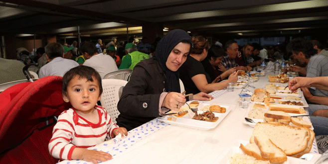 Aşevinde ‘ilk iftar’ coşkusu