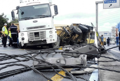 Kamyon metrobüs yoluna girdi! Çok sayıda vatandaş yaralandı