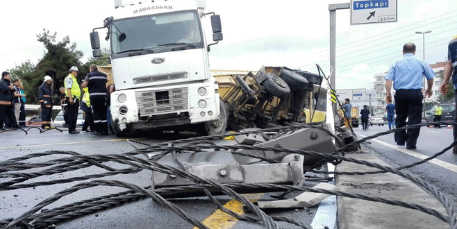 Kamyon metrobüs yoluna girdi! Çok sayıda vatandaş yaralandı