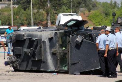 Zırhlı polis aracı devrildi: 3 polis ağır yaralı