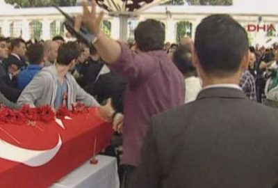 Şehit cenazesinde gergin anlar!