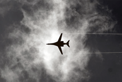 İki savaş uçağı çarpıştı