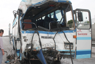 İki servis otobüsü ile minibüs kaza yaptı: 36 Yaralı