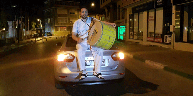 Bursa’da otomobil üzerinde davulculuk yapıyor