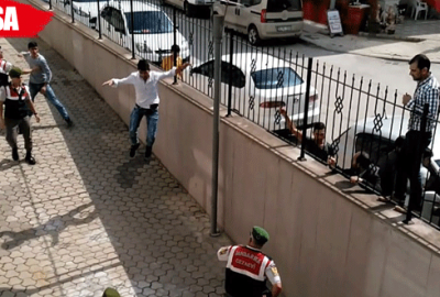 Mahkeme çıkışı birbirine girdiler!