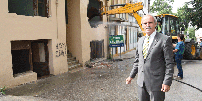Demirtaşpaşa İlkokulu çevresinde yıkımlar başladı