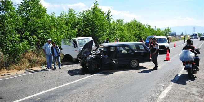 Bursa’da otomobil ile kamyonet çarpıştı!