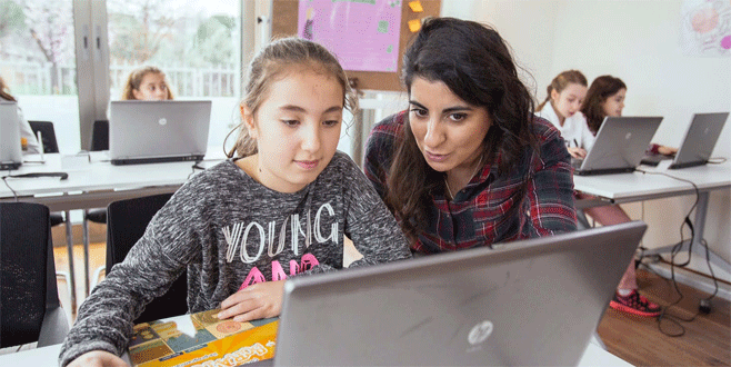 Kızlar geleceklerini kodluyor