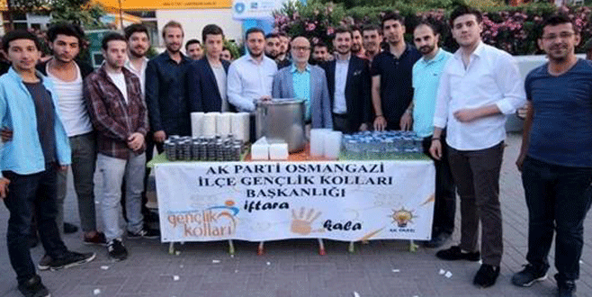 AK gençler “iftara beş kala” vatandaşın yanında