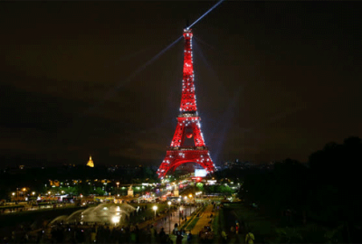 Eyfel Kulesi kırmızı-beyaz!
