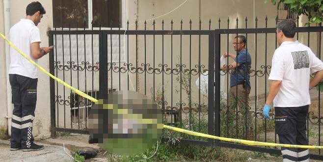 Çatıdan evine inmeye çalışırken düşerek öldü