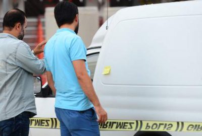 Hatalı park ettiği araca yapıştırılan not işinden etti