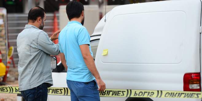 Hatalı park ettiği araca yapıştırılan not işinden etti