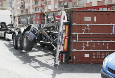 İstanbul-Bursa karayolunda TIR dorsesi devrildi