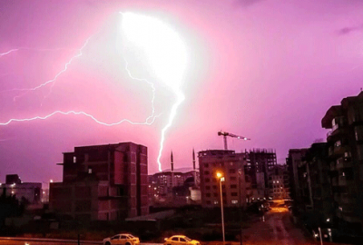 Bursa’da geceyi şimşekler aydınlattı!