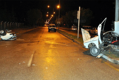 Direğe çarpan otomobil ikiye ayrıldı