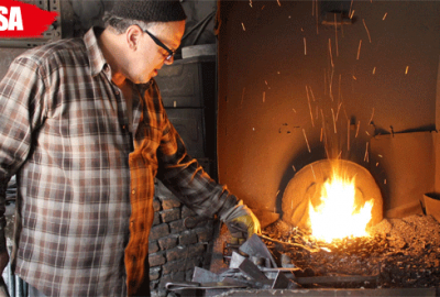 70’lik demirci 300 derece ateşin başında demir dövüyor