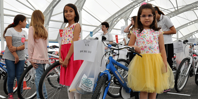 Bursa’da ‘en çalışkan’ çocuklara bisiklet ödülü