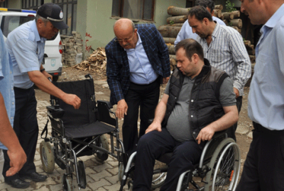 Sargın’dan akülü sandalye hediyesi