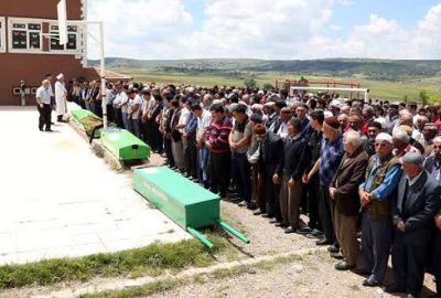 Cenazesine gittikleri kişiyle yan yana defnedildiler