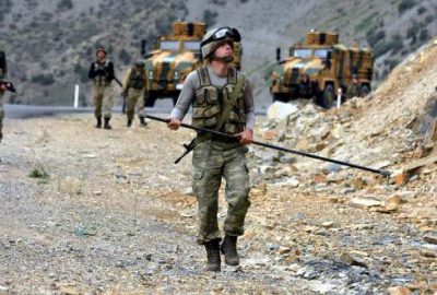 Mehmetçik yollarda didik didik patlayıcı arıyor