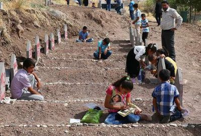 Karnelerini alıp babalarının mezarına koştular