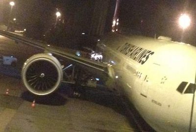 THY uçağına yükleme aracı çarptı