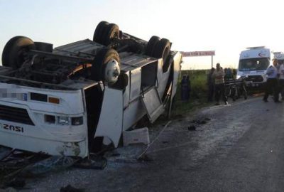 Tarım işçilerini taşıyan midibüs devrildi: 32 yaralı